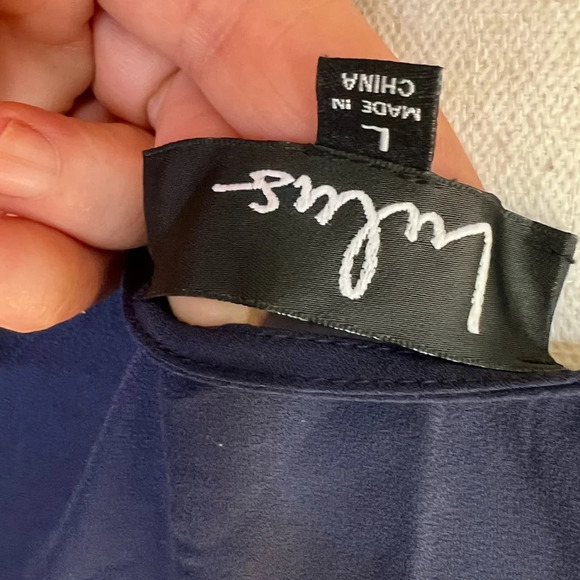 Lulus ladies wrap around ladies blouse NWT. Navy flowy split short sleeve. Large - Picture 7 of 11